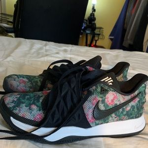 Low Top Kyrie 1 Floral color